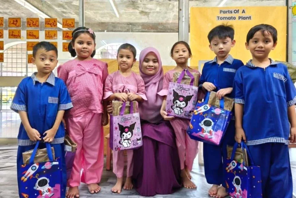 Hana Melissa (tiga dari kanan) merakam kenangan bersama hadiah terakhir yang diberikan Allahyarham Syakirah Hanan (tengah) ketika berada di Tadika Zahir Annur.