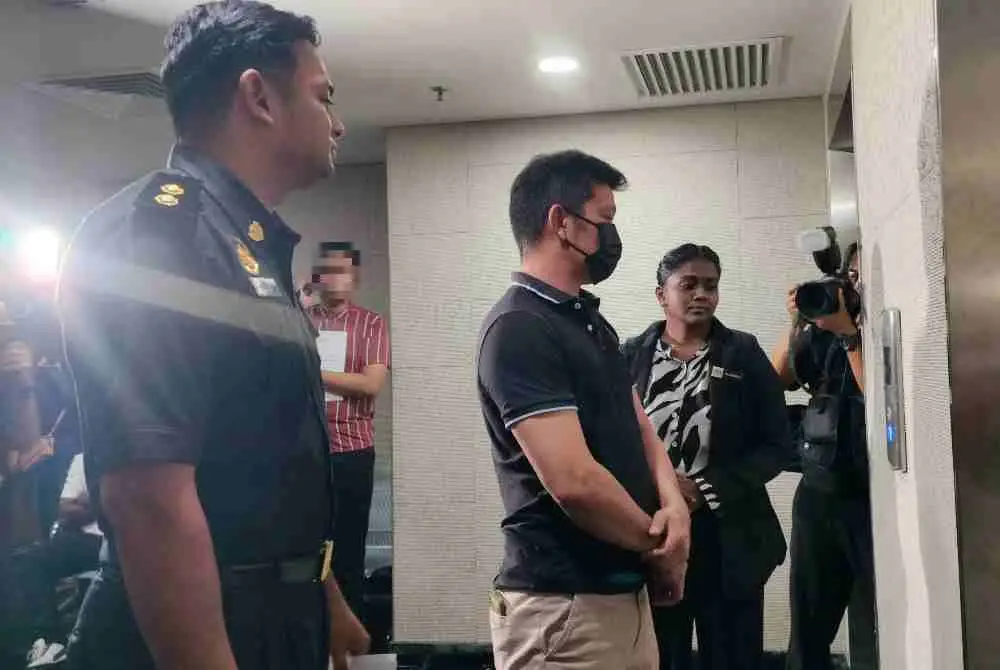 Vincent (tiga dari kiri) didenda RM15,000 selepas mengaku bersalah di Mahkamah Sesyen Ipoh pada Selasa kerana menyimpan diesel melebihi had ditetapkan.