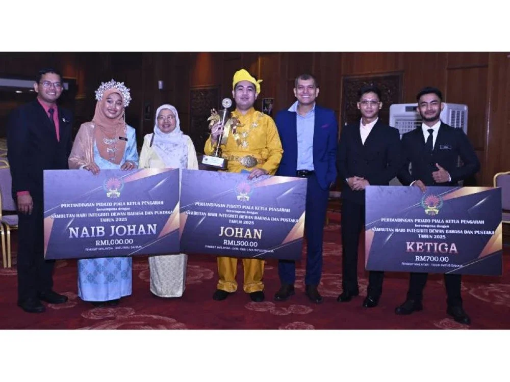 Fatah Aswadi Nasri (juara) bersama pemenang tempat kedua, Azrin Eddy dan tempat ketiga Mohammad Sayd Samsuddin sempena Pertandingan Pidato Integriti Piala Ketua Pengarah DBP 2025 bersama barisan juri pertandingan.