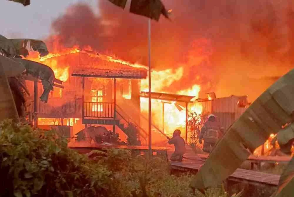 Keadaan rumah yang terbakar dalam kejadian di Kampung Ketiau, Putatan.