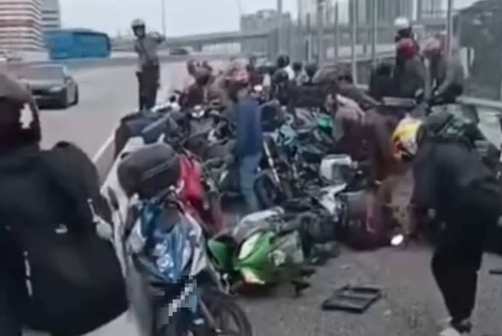 Tangkap layar tular nahas membabitkan lima motosikal di Tambak Johor.