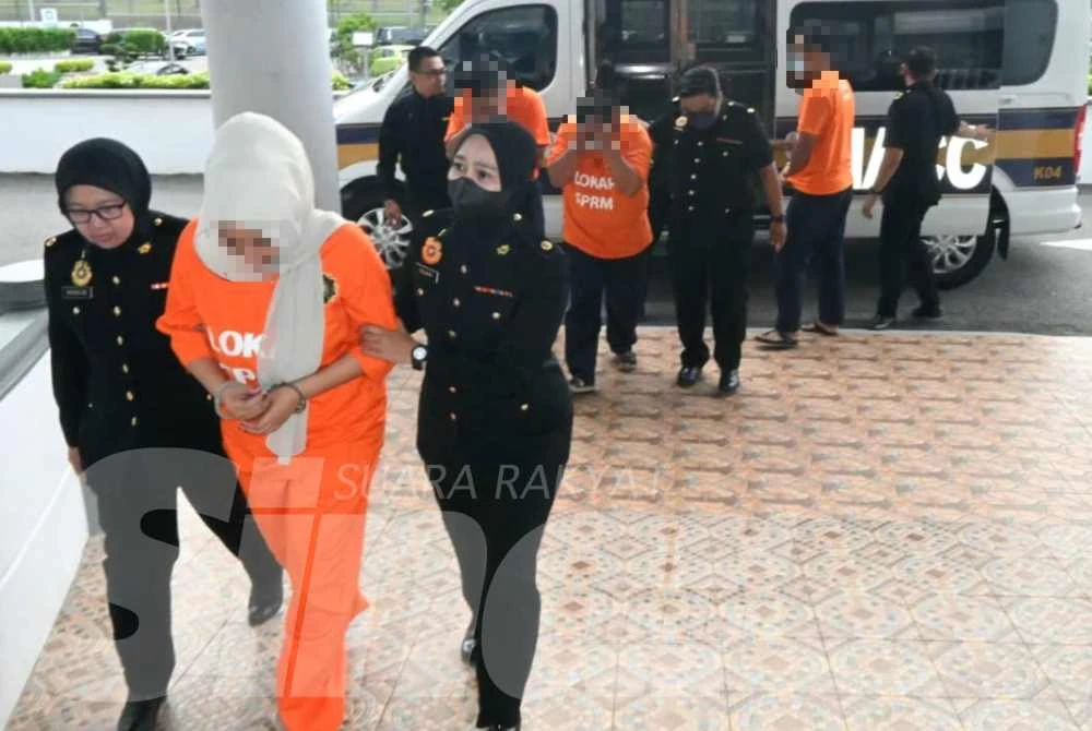 Turut direman ialah isteri kepada pegawai kanan berkenaan berusia 37 tahun yang disyaki bersubahat dengan suaminya.