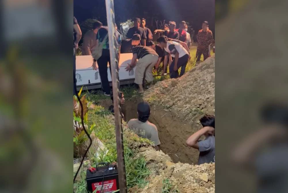 Jenazah Amirrulmukminin selamat dikebumikan di Tanah Perkuburan Islam Binjal, Kota Bharu pada Sabtu jam 9.30 malam. - Foto Ihsan keluarga