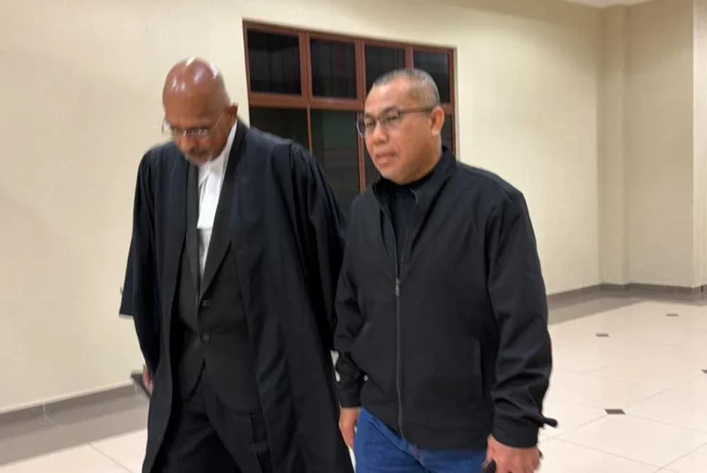 Sheikh Hassan (kanan) bersama peguam selepas dilepas dan dibebaskan daripada 10 tuduhan salah guna kuasa.