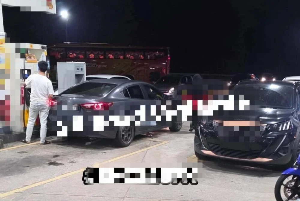 Tular di media sosial tindakan seorang lelaki menggunakan kenderaan asing di stesen minyak berkenaan untuk mengisi minyak subsidi RON 95.