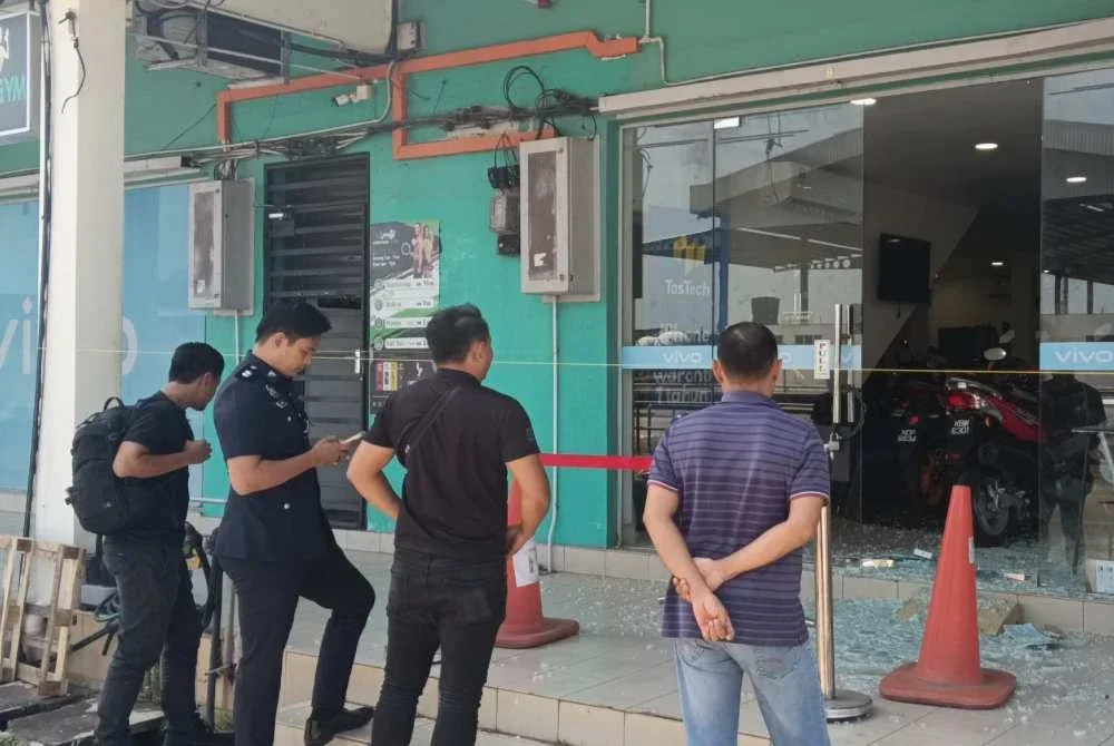 Polis ketika menjalankan siasatan di lokasi kejadian kes pecah masuk kedai telefon pada Isnin dan tiga lelaki ditahan bagi membantu siasatan.