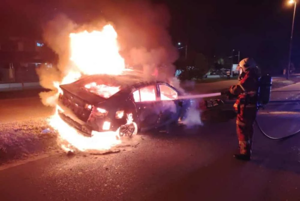 Api marak membakar hampir 80 peratus daripada keseluruhan kereta. Foto JBPM Perak