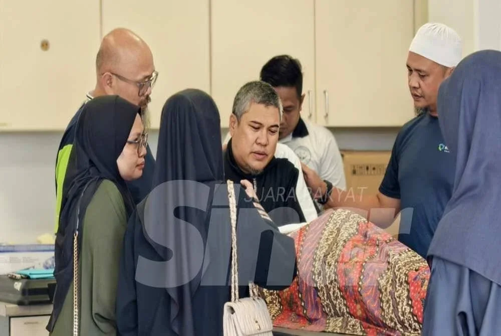 Jenazah mangsa dibawa ke UiTM Kampus Rembau untuk solat jenazah.