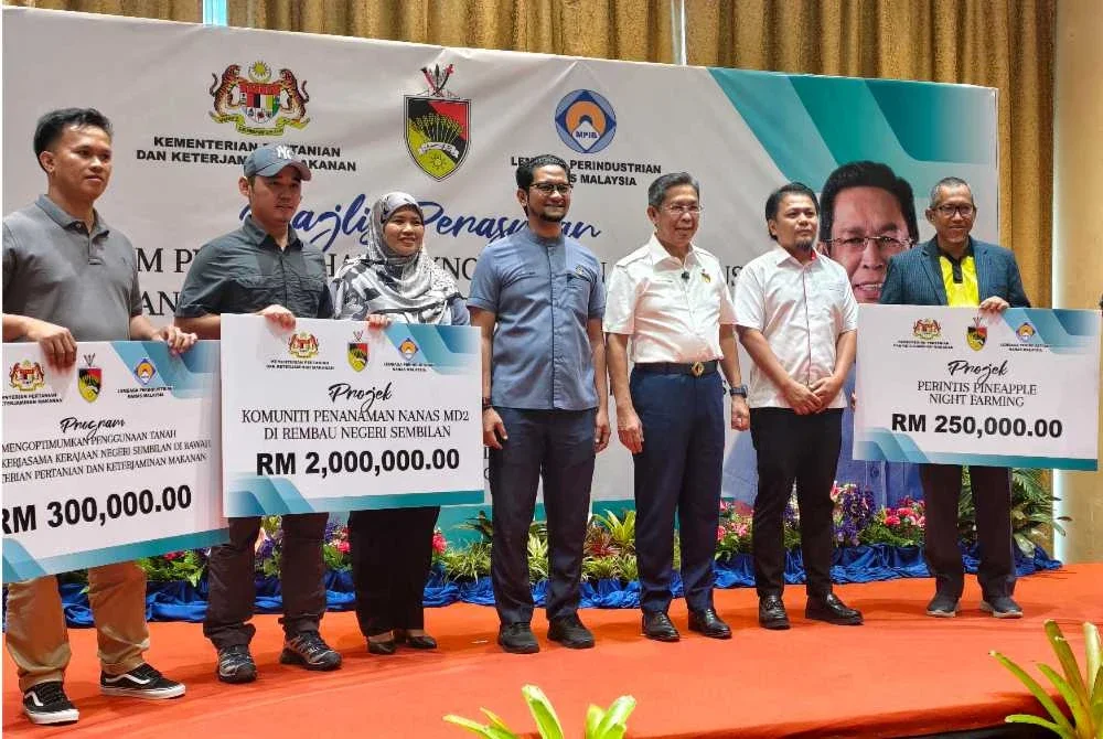 Jalaluddin(tiga dari kanan) dan Sheikh Umar (empat dari kiri) bersama penerima bantuan pertanian