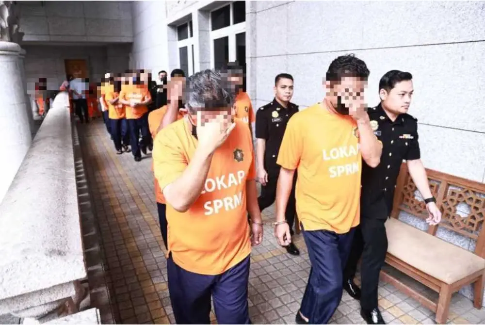 Seramai 17 pengarah syarikat direman selama lima hari bermula pada Selasa bagi membantu siasatan kes rasuah membabitkan rangkaian kartel tender perolehan Tentera Darat.