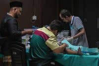 Perbincangan mengenai mana lebih sakit, bersunat atau pun bersalin bertukar jadi pertandingan siapa paling menderita - Gambar fail Bernama