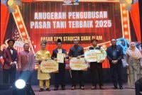 Abdul Rashid (tiga dari kiri) bergambar bersama para penerima anugerah pada Majlis Seuntai Kasih bersama peniaga Pasar Tani Selangor, Wilayah Persekutuan Kuala Lumpur dan Putrajaya di Shah Alam pada Isnin malam.