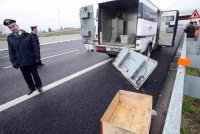 Rompakan berani tersebut menyasarkan kenderaan membawa wang tunai di sebuah lebuh raya Itali pada Isnin. Gambar DPA