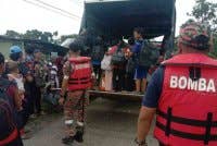 Mangsa banjir di Beaufort yang dipindahkan ke pusat pemindahan.