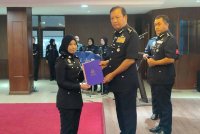 Yahaya menyampaikan sijil penghargaan kepada salah seorang pegawainya sempena Program Perhimpunan Bulanan Polis Pahang di IPK Pahang pada Selasa.