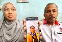 Mohd Zain (kanan) dan Annurfatinah menunjukkan gambar arwah Amirrulmukminin semasa ditemui di rumah mereka di Perumahan Desa Darulnaim, Pasir Tumbuh, Kota Bharu pada Selasa. - Foto Sinar Harian/Hazelen Liana Kamarudin