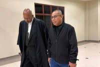 Sheikh Hassan (kanan) bersama peguam selepas dilepas dan dibebaskan daripada 10 tuduhan salah guna kuasa.