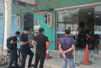 Polis ketika menjalankan siasatan di lokasi kejadian kes pecah masuk kedai telefon pada Isnin dan tiga lelaki ditahan bagi membantu siasatan.
