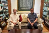 Syahir Sulaiman menerusi satu hantaran bergambar di laman Facebooknya memperlihatkan pertemuan Muhyiddin bersama Ahmad Samsuri.