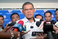 Menteri Dalam Negeri, Datuk Seri Saifuddin Nasution Ismail (tengah) menjawab pertanyaan media pada Majlis Penyerahan Sijil Kelahiran di Sungai Buaya hari ini. - Foto Bernama. 