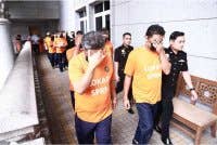 Seramai 17 pengarah syarikat direman selama lima hari bermula pada Selasa bagi membantu siasatan kes rasuah membabitkan rangkaian kartel tender perolehan Tentera Darat.