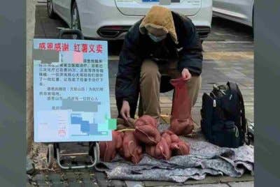 Jia dilihat menjual keledek yang didermakan di tepi jalan bagi menampung kos rawatan isterinya. 