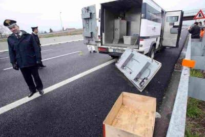 Rompakan berani tersebut menyasarkan kenderaan membawa wang tunai di sebuah lebuh raya Itali pada Isnin. Gambar DPA