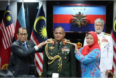 Mohamed Khaled Nordin menyempurnakan Majlis Pemakaian Pangkat PTD Ke-31.