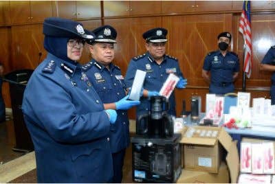 Wan Norizan (kiri) menunjukkan rampasan alat mainan dewasa yang dirampas dalam serbuan sebuah gudang di Taman Perindustrian Putra Puchong, Selangor. - Foto Sinar Harian/Mohd Halim Abdul Wahid