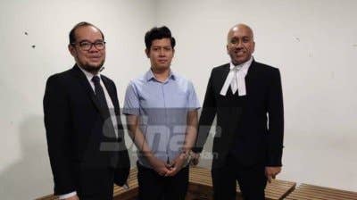 Zaim Ikhwan (tengah) ditemani Haresh (kanan) dan Ramzani di Mahkamah Tinggi Shah Alam pada Selasa.