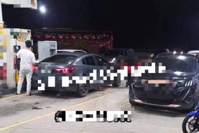 Tular di media sosial tindakan seorang lelaki menggunakan kenderaan asing di stesen minyak berkenaan untuk mengisi minyak subsidi RON 95.