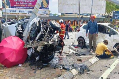 Suspek (duduk, kanan) selepas terlibat kemalangan maut di di Lampu Isyarat Jalan Kemajuan, Kuala Terengganu pada Isnin. 