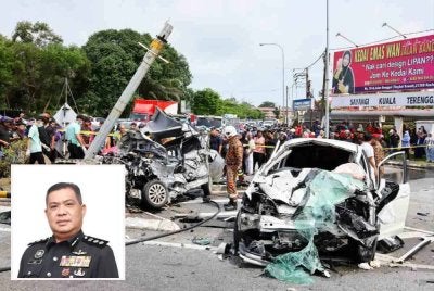Seorang pelajar UniSZA maut selepas kereta Perodua Viva dipandunya dirempuh kenderaan lain di lampu isyarat berhampiran pejabat Jabatan Pengangkutan Jalan (JPJ), di sini pada Isnin. Foto Bernama. Gambar kecil: Asisten Komisioner Azli Mohd Noor