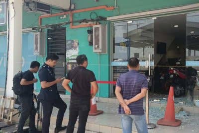 Polis ketika menjalankan siasatan di lokasi kejadian kes pecah masuk kedai telefon pada Isnin dan tiga lelaki ditahan bagi membantu siasatan.