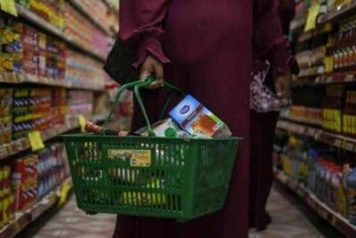 Isu kos sara hidup terus menjadi tekanan buat rakyat apabila 42 peratus responden menyatakan kebimbangan terhadap peningkatan perbelanjaan harian. Gambar hiasan. 