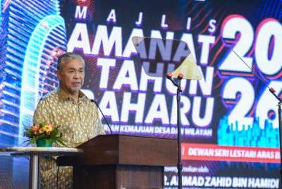 Ahmad Zahid menyampaikan ucapan pada Majlis Amanat Tahun Baharu 2026 KKDW di Dewan Seri Lestari pada Selasa. Foto Bernama