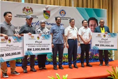 Jalaluddin(tiga dari kanan) dan Sheikh Umar (empat dari kiri) bersama penerima bantuan pertanian