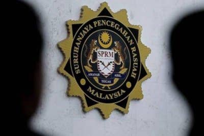 SPRM menyiasat tindakan seorang pengarah di institusi pengajian tinggi melantik syarikat anaknya untuk pembekalan kain batik bernilai kira-kira RM16,000. Foto hiasan