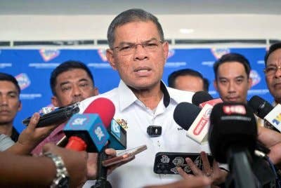 Menteri Dalam Negeri, Datuk Seri Saifuddin Nasution Ismail (tengah) menjawab pertanyaan media pada Majlis Penyerahan Sijil Kelahiran di Sungai Buaya hari ini. - Foto Bernama. 