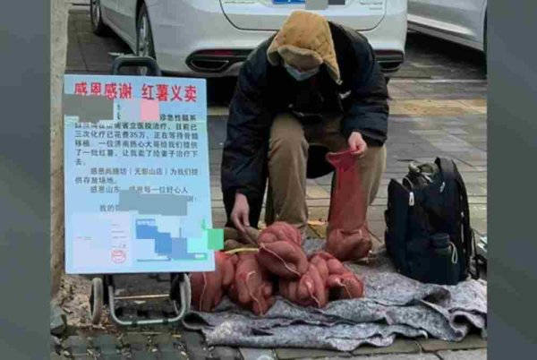 Jia dilihat menjual keledek yang didermakan di tepi jalan bagi menampung kos rawatan isterinya. 