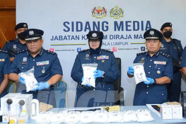 Wan Norizan (tengah) menunjukkan dadah yang dirampas JKDM dalam sebuah kereta yang diparkir di kawasan pangsapuri. Foto Sinar Harian - MOHD HALIM ABDUL WAHID