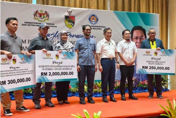 Jalaluddin(tiga dari kanan) dan Sheikh Umar (empat dari kiri) bersama penerima bantuan pertanian