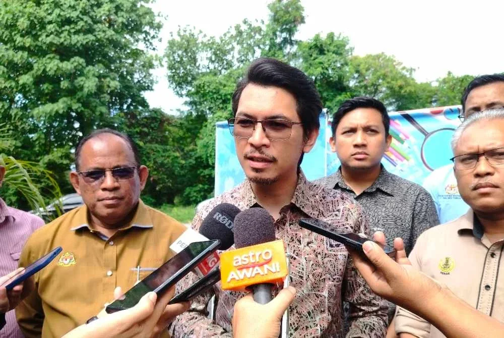 Muhammad Kamil (dua dari kiri)