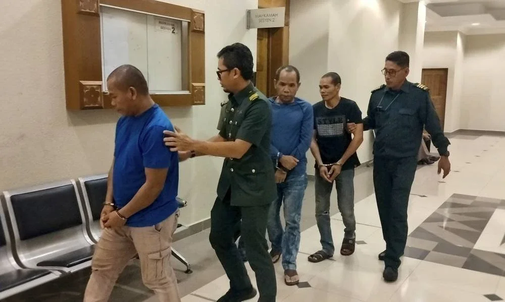 Tertuduh dibawa keluar dari mahkamah selepas mengaku.bersalah.dan dijatuhi hukuman.