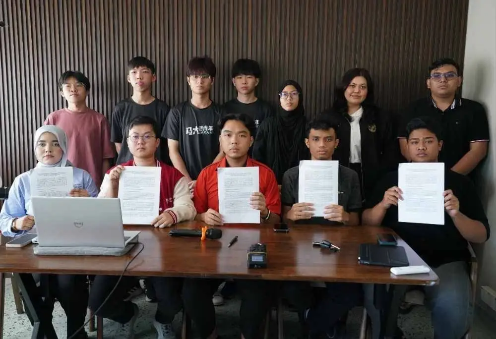 Yi Zie (duduk, dua dari kiri), Brendon Gan (duduk, tengah) bersama gabungan mahasiswa yang hadir dalam sidang akhbar di sini pada Rabu. Foto: Rosli Talib