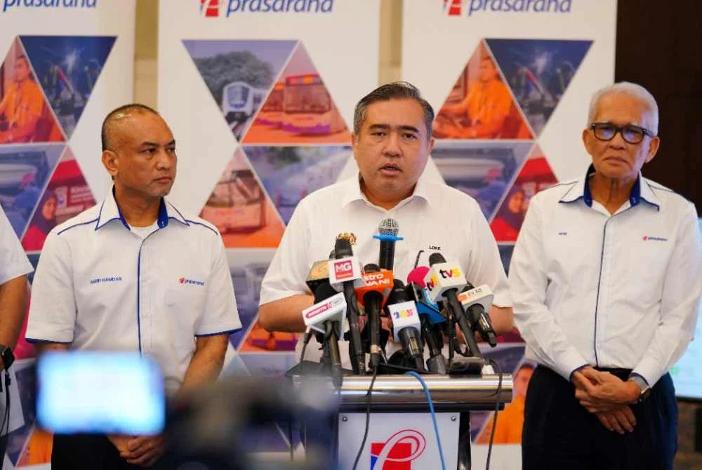 Anthony (tengah) ketika sidang media di Menara Prasarana di Petaling Jaya pada Rabu.
