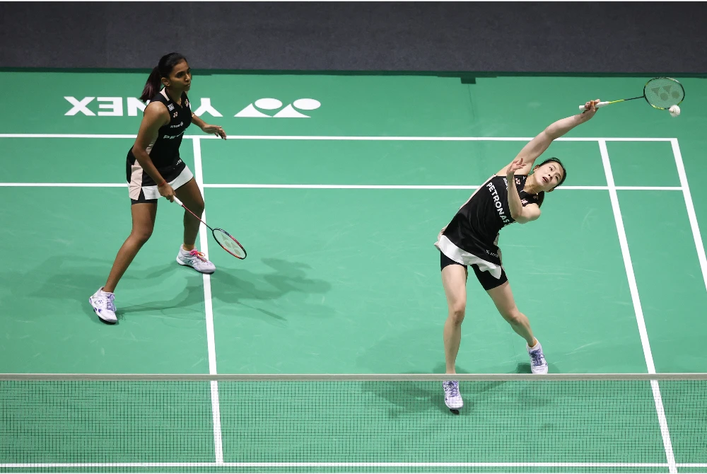 Pemain beregu wanita negara, Pearly Tan dan M Thinaah menentang beregu wanita India, Rutaparna Panda dan Swetaparna Panda pada Kejohanan Badminton Terbuka Malaysia 2026 di Stadium Axiata Arena hari ini.