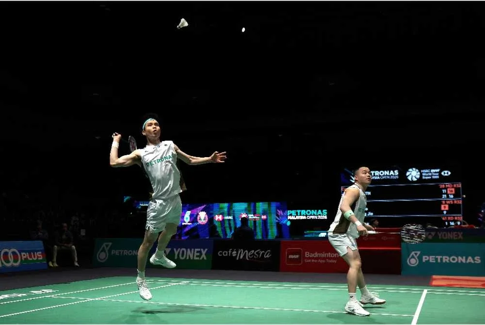 Aaron Chia dan Soh Wooi Yik menentang beregu lelaki USA Chen Zhi Yi dan Presley Smith pada kejohanan Badminton Terbuka Malaysia Petronas 2026 di Stadium Axiata Arena di sini, hari ini. - Foto: Bernama