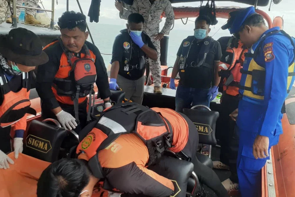 Mayat mangsa diserahkan kepada Maritim Malaysia sebelum dibawa ke Jeti Zon Maritim Batu Pahat. Foto Maritim Malaysia