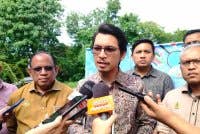 Muhammad Kamil (dua dari kiri)